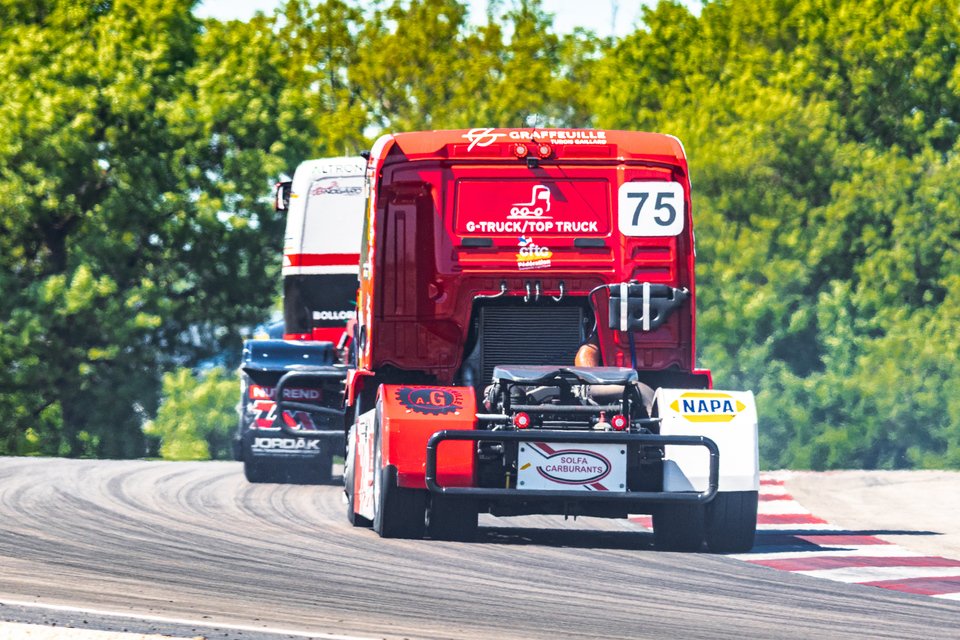 Camion #75 Thomas Robineau en piste vue arrière avec logo Solfa Carburants